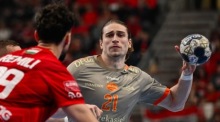 Juri Knorr setzt sich im Champions-League-Spiel gegen die Abwehr von Veszprem durch und kommt frei zum Wurf im Duell gegen Aalborg. Foto: epa/Tamas Vasvari
