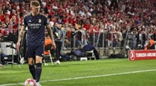 Der Madrider Toni Kroos bereitet im Halbfinale der UEFA Champions League einen Eckstoß vor. Foto: epa/Anna Szilagyi