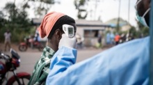 Gesundheitshelfer kontrolliert nahe Goma die Temperatur von Bewohnern als Schutzmaßnahme gegen die Ausbreitung von Ebola. Foto: EPA/Marie Jeanne Munyerenkana