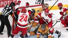 Andrei Swetschnikow von den Carolina Hurricanes feiert im Stanley-Cup-Finale sein Tor gegen die Vegas Golden Knights mit seinen Teamkollegen. Foto: AP/dpa/candice Ward