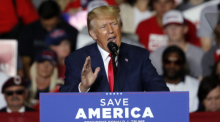 Donald Trump, ehemaliger Präsident der USA, spricht bei einer Wahlkampfveranstaltung in Youngstown, Ohio. Foto: Tom E. Puskar/Ap/dpa