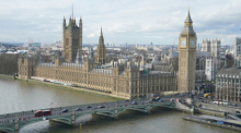 lick auf die Stadt mit dem Big Ben (M), dem Palace of Westminster (M,l, Sitz des britischen Parlaments) und der Themse. Foto: Jonathan Brady/Pa Wire/dpa