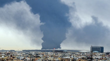 Rauchschwaden nach einem Angriff auf ein Treibstoffdepot am Kuwait International Airport. Foto: XinHua/dpa