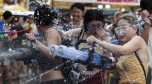 Während der Songkran-Feierlichkeiten gelten klare Verhaltensregeln, um Sicherheit, Rücksichtnahme und einen reibungslosen Ablauf im öffentlichen Raum zu gewährleisten. Foto: epa/Rungroj Yongrit