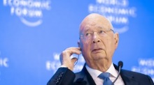Klaus Schwab nimmt an einer Plenarsitzung beim Jahrestreffen des World Economic Forum in Davos teil. Foto: epa/Michael Buholzer