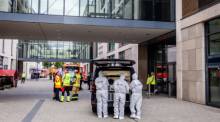 Beamte der Spurensicherung stehen nach einem Angriff mit einem Schwerverletzten vor einem Einkaufszentrum in der Stuttgarter Innenstadt. Foto: Christoph Schmidt/dpa