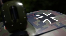 Das Logo der Bundeswehr ist auf einer Rettungsdrohne im Innovationslabor des Wehrwissenschaftlichen Instituts für Werk- und Betriebsstoffe in Erding zu sehen. Foto: epa/Anna Szilagyi