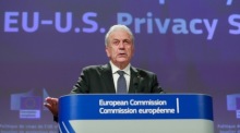 Dimitris Avramopoulos spricht bei einer Pressekonferenz der EU-Kommission in Brüssel zur europäischen Visapolitik. Foto: EPA/Stephanie Lecocq
