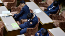 Abgeordnete schlafen während einer Unterbrechung des Sonderausschusses des Oberhauses für Sicherheitsgesetze im Parlament. Foto: Franck Robichon/epa/dpa