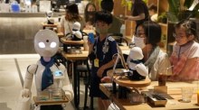 Ein OriHime-D-Roboter geht durch die Tische des Cafés "Avatar Robot Cafe DAWN ver.beta" in Tokio. Foto: epa/Franck Robichon