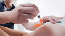 Ein Kinderarzt impft ein einjähriges Kind in den Oberschenkel gegen Masern. Ab dem 1. März gilt in Deutschland eine Impfpflicht gegen Masern. Foto: Julian Stratenschulte/dpa