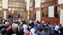 In einer Moschee in der Altstadt von Sana'a nehmen Menschen während des heiligen Monats Ramadan an einem religiösen Vortrag teil. Foto: epa/Yahya Arhab