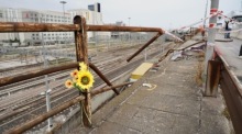 In Mestre legten Menschen Blumen an der Überführung nieder, an der gestern Abend ein Bus verunglückte, der 21 Menschenleben forderte. Foto: epa/Marco Albertini