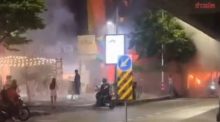 Rettungskräfte der Feuerwehr bekämpfen den folgenschweren Grossbrand im Bangkoker Bierlokal Rong Beer Na Ladprao. Foto: Khaosod