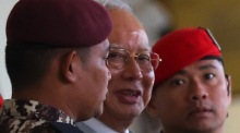 Der frühere malaysische Premierminister Najib Razak wird von Polizisten zum Obersten Gericht in Kuala Lumpur begleitet. Foto: epa/Fazry Ismail