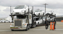 Ein Autotransporter mit Tesla-Elektrofahrzeugen verlässt die Tesla-Fahrzeugfabrik in Fremont, Kalifornien. Foto: epa/John G. Mabanglo