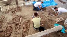Archäologen arbeiten an der Identifizierung der sterblichen Überreste, die in einem Massengrab aus der Zeit des Spanischen Bürgerkriegs (1936-1939) in Jimena de la Frontera gefunden wurden. Foto: epa/A.carrasco Ragel