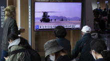 Leute sehen sich die Nachrichten in einem Bahnhof in Seoul an. Foto: epa/Jeon Heon-kyun