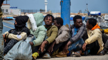 Migranten, die von der tunesischen Marine-Nationalgarde im Mittelmeer abgefangen wurden, warten im Hafen. oto: Hasan Mrad/IMAGESLIVE via ZUMA Press Wire/dpa