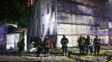 Einsatzkräfte der Hamburger Feuerwehr sind bei einem Brand in einem Hotel in der Nähe des Hauptbahnhofs im Einsatz. Foto: Bodo Marks/dpa