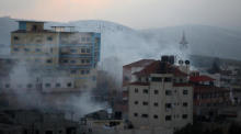 Die israelischen Streitkräfte feuern Tränengas auf Palästinenser, nachdem sie ein Gebäude im Westjordanlanddorf Ya'bad abgerissen haben. Foto: epa/Alaa Badarneh