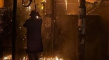 Flammen erfassen in der Nacht große Teile des Gebäudes und breiten sich rasch über die gesamte Anlage aus. Fotos: R.J.
