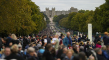 Menschen stehen entlang des Long Walk vor Schloss Windsor und warten auf die Ankunft des Sarges von Königin Elizabeth II. Foto: Alastair Grant/Pool Ap/dpa