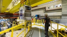 Techniker bringen eine transportable Antimateriefalle in die Antimateriefabrik am CERN in Meyrin bei Genf. Foto: epa/Salvatore Di Nolfi