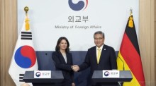 Die deutsche Außenministerin Annalena Baerbock (L) schüttelt dem südkoreanischen Außenminister Park Jin die Hand. Foto: EPA-EFE/Lee Jin-man