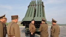 Nordkoreanischer Staatschef Kim Jong Un überwacht den Testschuss von steuerbaren Geschossen für Mehrfachraketenwerfer. Foto: epa/Kcna Editorial