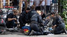 Polizei und Rettungskräfte sind nach einem Zwischenfall am Frankfurter Hauptbahnhof im Einsatz. Ein verletzter Mann wird auf dem Bahnhofsvorplatz versorgt. Foto: dpa/Boris Roessler