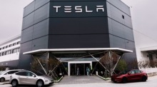 Menschen betreten bei einem organisierten Besuch die Tesla-Gigafactory in Shanghai. Foto: EPA/Alex Plavevski