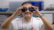 Chef Pascal präsentiert im Restaurant Casa Pascal in Süd-Pattaya frische Trüffel, die derzeit in einer Auswahl besonderer Gerichte verarbeitet werden. Foto: Casa Pascal