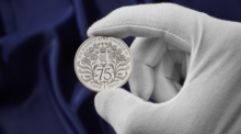 Auf diesem von der königlichen Münzprägeanstalt Royal Mint herausgegebenen Foto wird die neue Gedenkmünze zum 75. Geburtstag von König Charles III präsentiert. Foto: Royal Mint/Pa Media/dpa