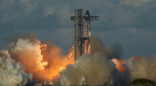 Die Mega-Rakete Starship von SpaceX startet bei einem Testflug von der Starbase in Texas. Foto: AP/dpa/eric Gay