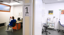 Ein Arzt spricht in einer Bereitschaftspraxis mit einer Patientin. Digitale Anwendungen und KI verändern zunehmend den medizinischen Alltag. Foto: dpa/Bernd Weißbrod