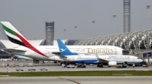 Eine Maschine der Fluggesellschaft Emirates am Flughafen Suvarnabhumi in Bangkok. Die Airline reduzierte ihre Sitzplatzkapazität auf der Strecke Dubai–Bangkok um 20 Prozent. Foto: epa/Barbara Walton