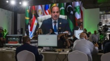 Journalisten verfolgen im Medienzentrum eine Rede von Ägyptens Präsident al-Sisi beim arabisch-islamischen Notgipfel in Doha. Foto: epa/Noushad Thekkayil