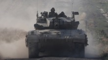 Israelische Armeepanzer an der Grenze zum Gazastreifen. Foto: epa/Abir Sultan