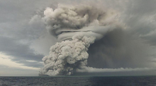 Über dem Vulkan Hunga Ha'apai steigt in nordöstlicher Richtung eine große Asche-, Dampf- und Gaswolke bis in eine Höhe von 18-20 km über dem Meeresspiegel auf. Foto: Tonga Geological Services