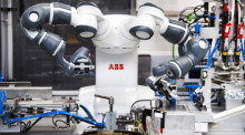 Drei Ko-Roboter arbeiten zum ersten Mal in den Niederlanden im niederländischen ABB-Werk in Ede zusammen. Foto: epa/Prioschka Van De Wouw