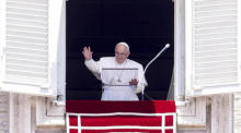 Papst Franziskus zelebriert das Angelusgebet aus dem Fenster seines Büros mit Blick auf den Petersplatz. Foto: epa/Fabio Frustaci