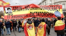 Demonstranten mit spanischen Flaggen nehmen an einer Demonstration teil, zu der rechte Bürgerinitiativen gegen die Regierung und das so genannte Amnestiegesetz in Madrid aufgerufen haben. Foto: EPA-EFE/Chema Moya