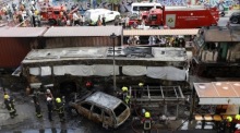 Der zerstörte Linienbus steht nach der Kollision mit einem Güterzug an einem Bahnübergang im Bangkoker Bezirk Huai Khwang auf der Asok-Din-Daeng Road. Foto: epa/Rungroj Yongrit