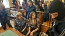 Die Angeklagte Ilaria Salis (C) aus Italien nimmt an ihrem Prozess im Gerichtssaal in Budapest teil. Foto: epa/Enrico Martinelli Beste VerfÜgbare QualitÄt