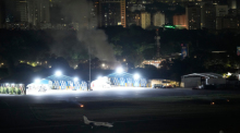 Rauch steigt am Flughafen La Carlota auf, nachdem Explosionen und tieffliegende Flugzeuge in Caracas, Venezuela, am Samstag, 3. Januar 2026, zu hören waren. Foto: Matias Delacroix/Ap/dpa