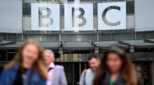 Leute gehen am Hauptsitz der BBC in London vorbei. Foto: epa/Andy Rain