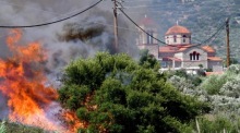 Βüsche und Bäume brennen bei einem Waldbrand im Dorf Metochi in der Nähe von Epidaurus. Foto: epa/Bougiotis Evangelos
