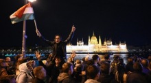 Anhänger einer Oppositionspartei feiern nach dem Wahlsieg bei der Parlamentswahl in Budapest. Foto: epa/Robert Hegedus
