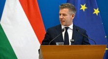 Péter Magyar spricht nach einem Treffen mit dem irischen Premierminister Micheál Martin bei einer Pressekonferenz in Budapest. Foto: epa/Robert Hegedus